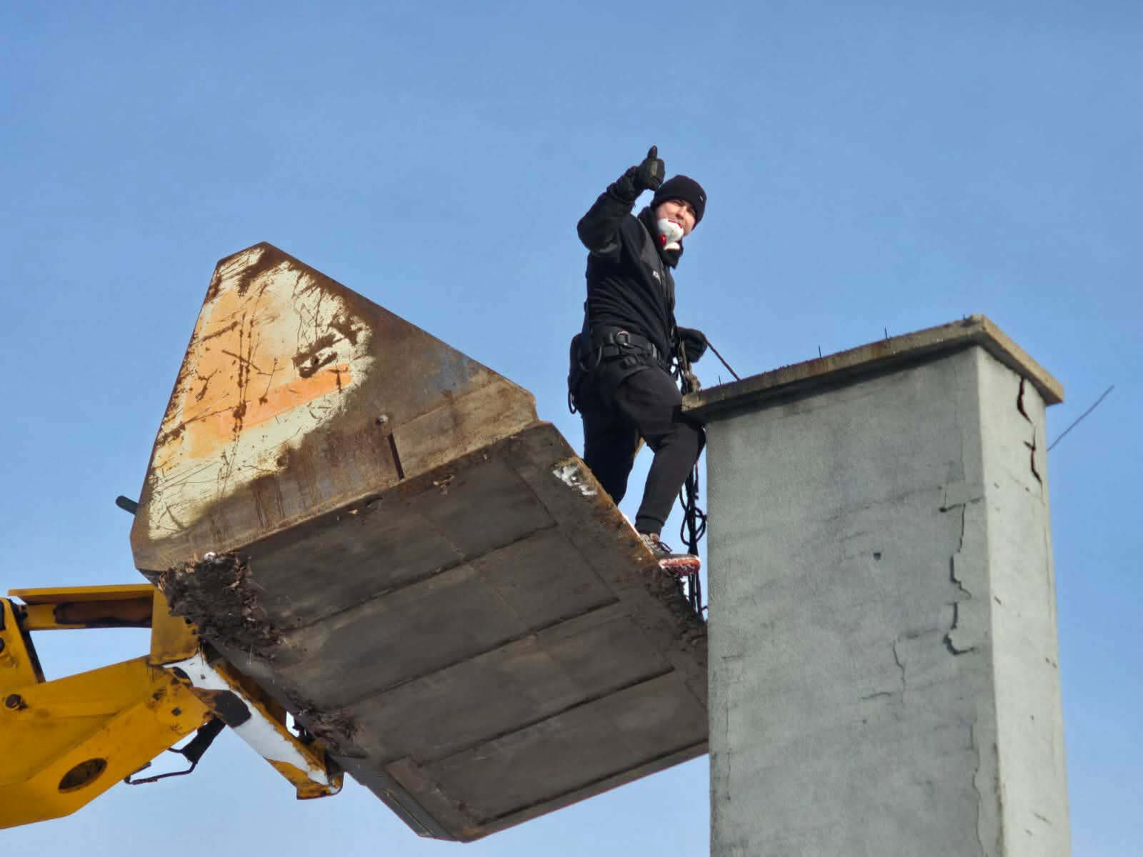 Praca z podnośnika koszowego przy kominie
